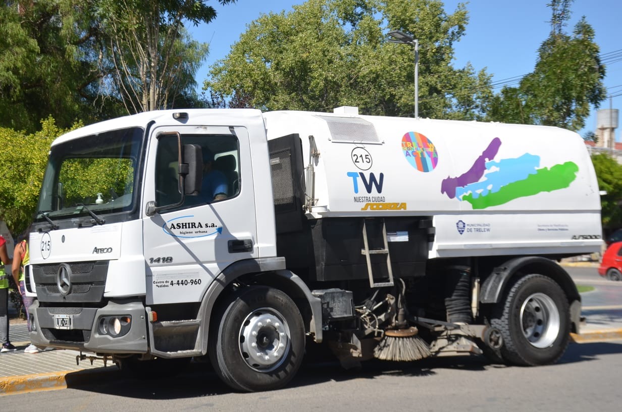 Comenzó el programa de barrido y limpieza de veredas en el centro de la ciudad