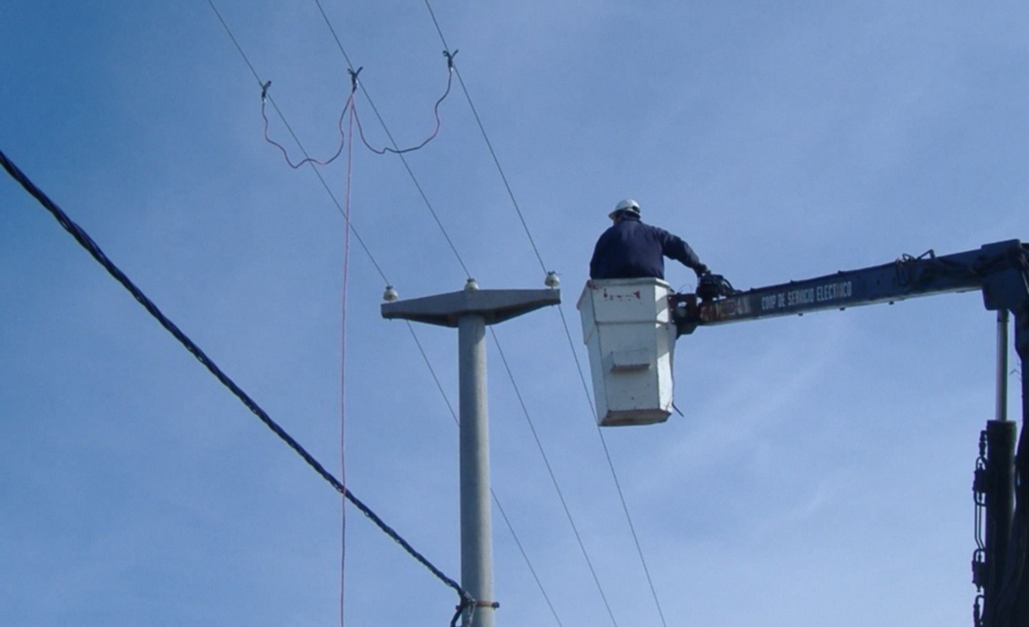 La Cooperativa de Rawson alerta a usuarios por fuertes vientos que podrían ocasionar cortes imprevistos de energía