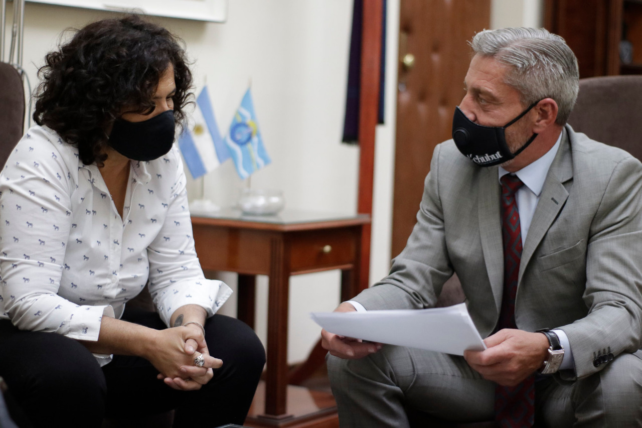 Arcioni recibió a una novelista chubutense que escribió un libro que se difundirá en escuelas secundarias para visibilizar problemáticas de abuso en los jóvenes