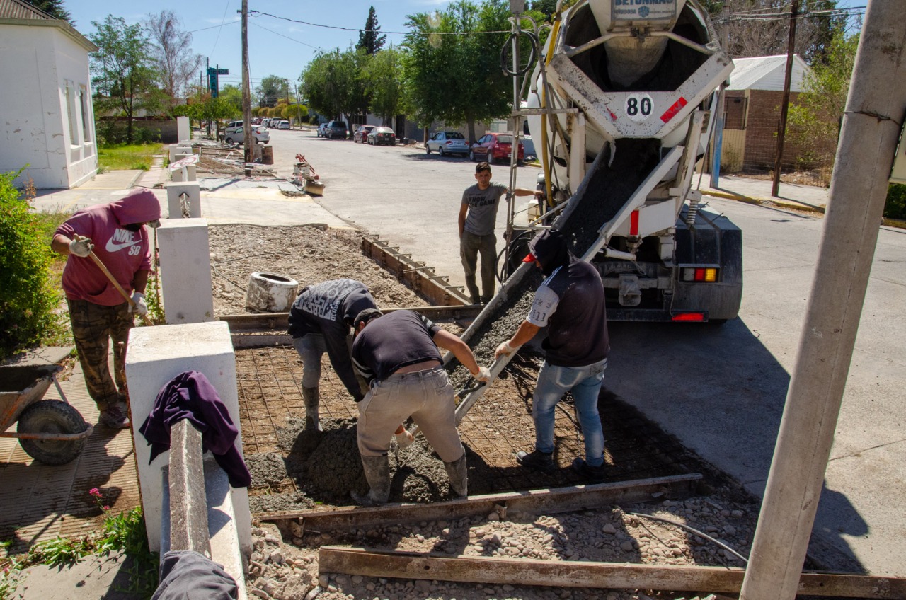 Con aporte municipal, avanzan los trabajos de refacción en la vereda perimetral del Hospital Santa Teresita