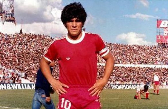 Un mural en mosaico para Maradona en su club de origen