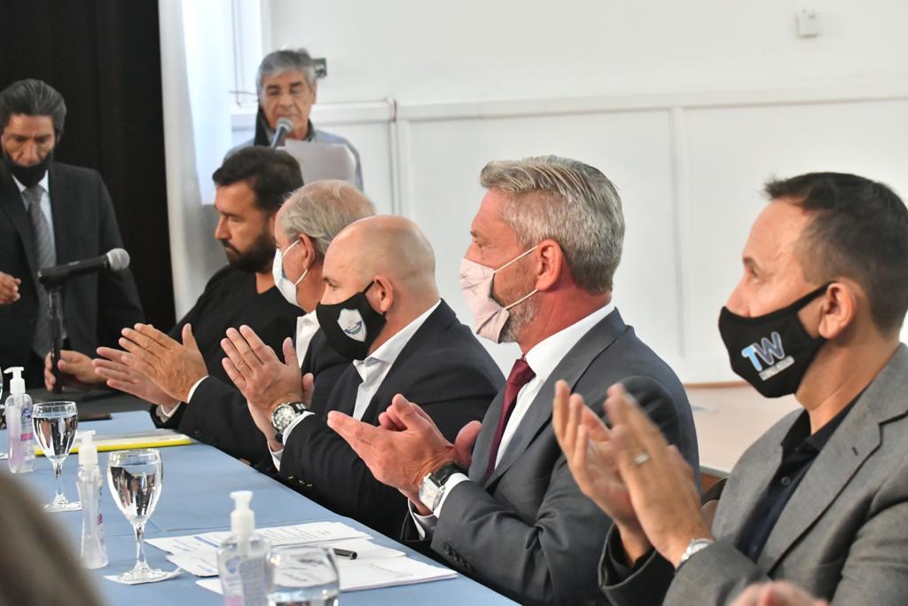 Arcioni firmó contratos para la construcción de 75 viviendas en Trelew y Puerto Madryn por un monto de $ 320 millones