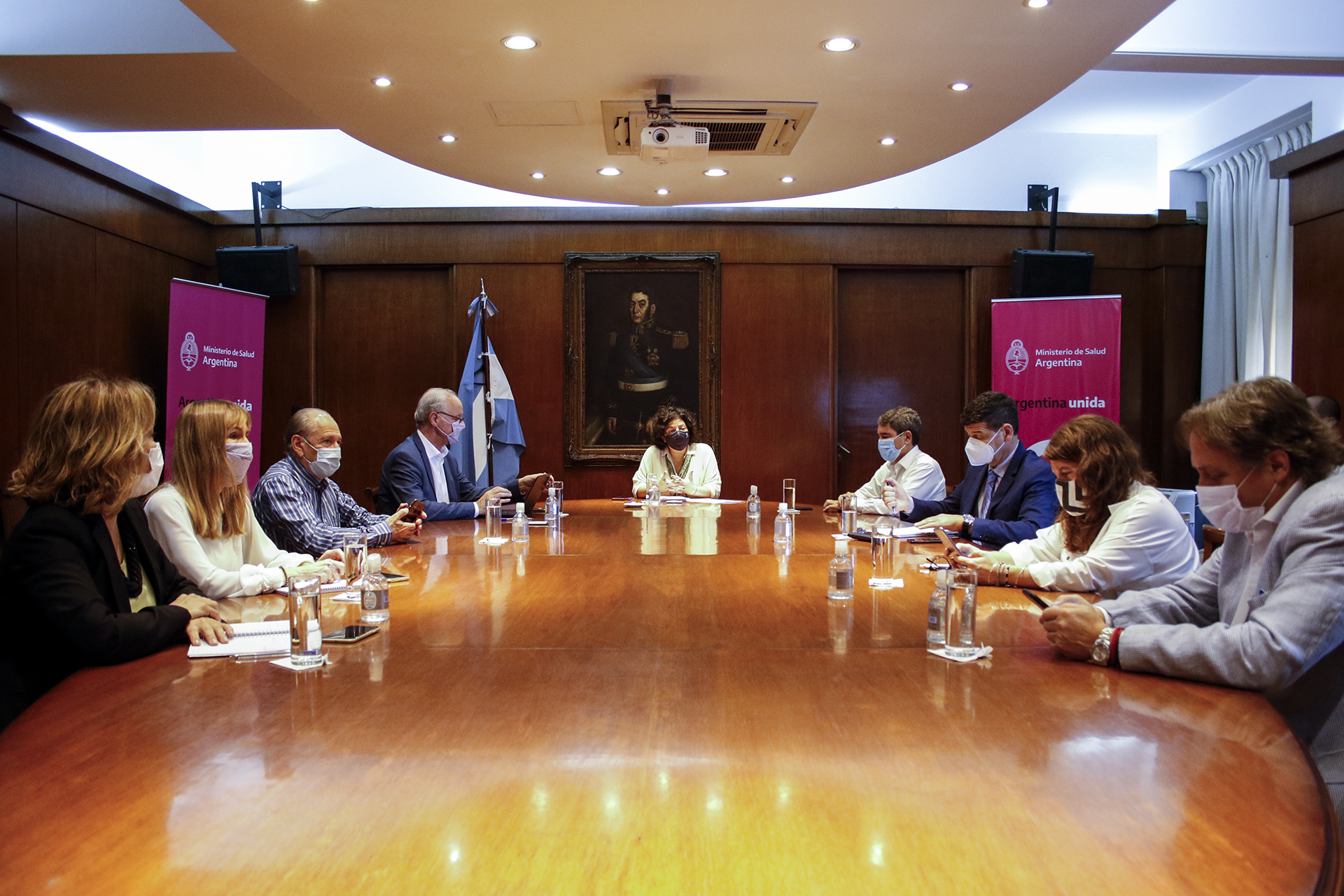 Vizzotti, Puratich y ministros de Salud de todo el país acordaron diferir la aplicación de la segunda dosis de vacunas COVID-19