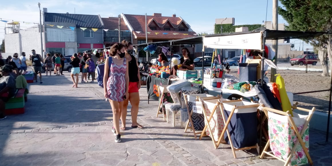 Más de 200 feriantes llevaron sus propuestas a la Feria y Paseo de la plaza de los Inmigrantes