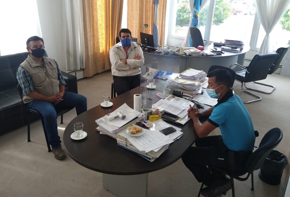 Funcionarios de Rawson gestionan vehículos en desuso de la Policía del Chubut para arreglarlos y ampliar el parque automotor del municipio