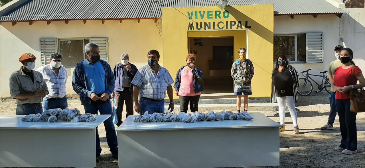 Desarrollo Económico entregó semillas del Pro Huerta a dirigentes barriales de Rawson
