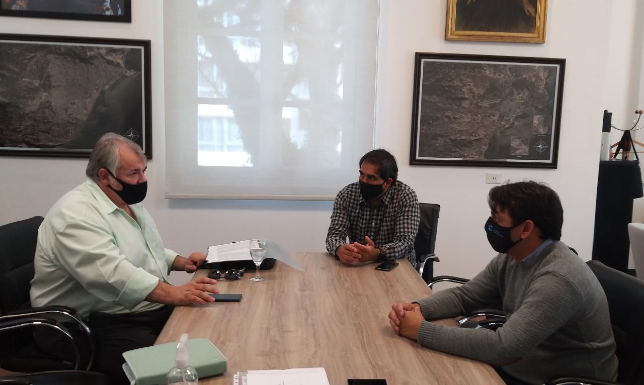 El Gobierno Provincial trabaja en conjunto con el municipio y la SCPL para mejorar conectividad en escuelas de Comodoro