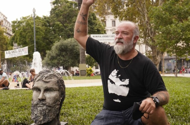 Colocaron un busto de Santiago Maldonado y el gobierno porteño lo retiró