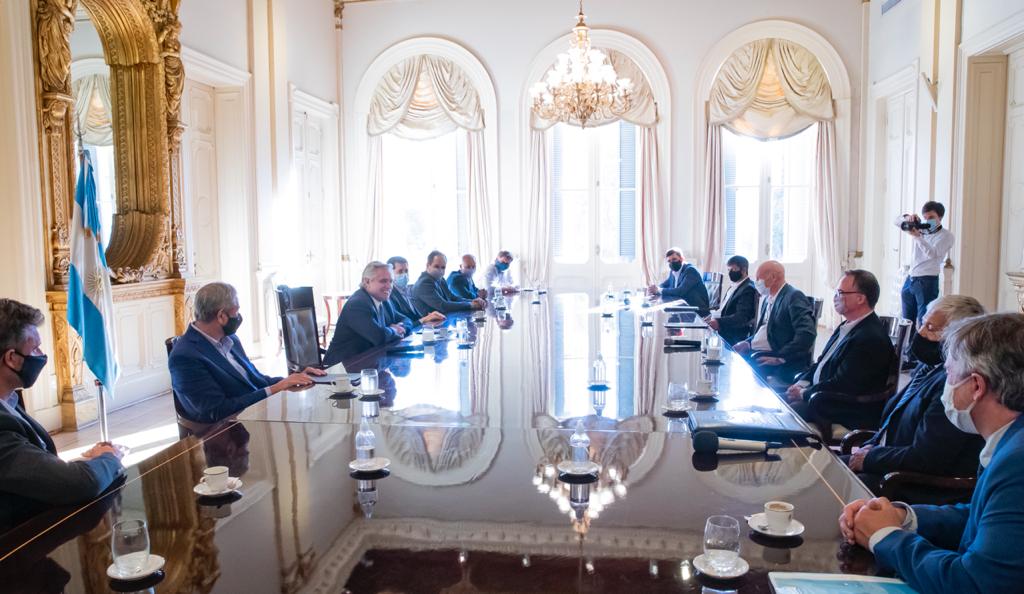 Alberto Fernández firmó junto a intendentes de Chubut el convenio para comenzar a construir las viviendas destruidas por los incendios