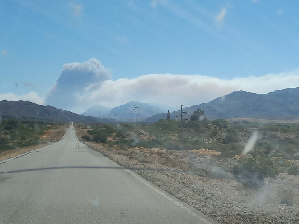 Peligro de propagación del incendio de Cuesta del Ternero por vientos de hasta 80 kilómetros por hora