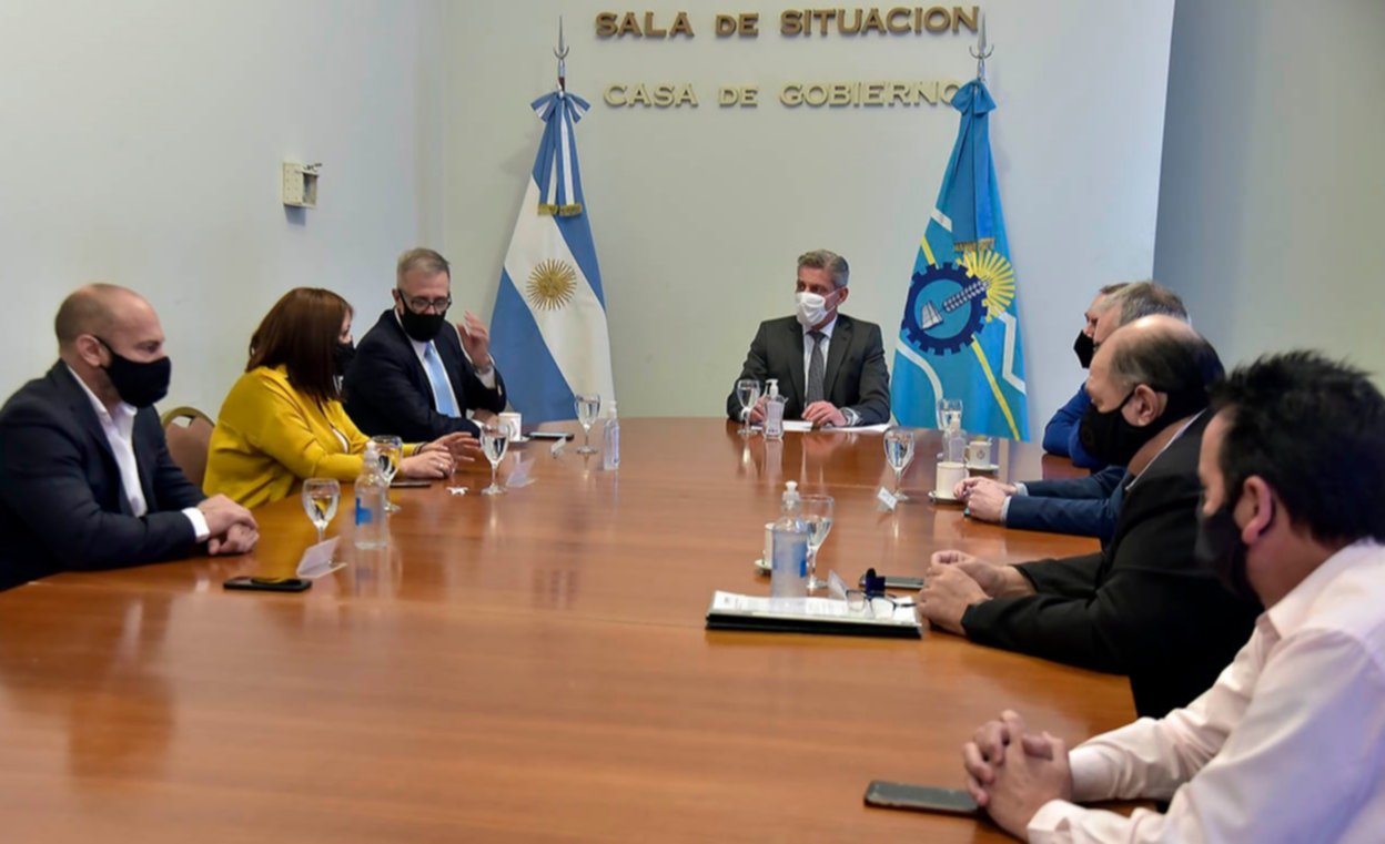 Arcioni encabezó una reunión con los funcionarios que trabajan en la contingencia provocada por los incendios en la Cordillera