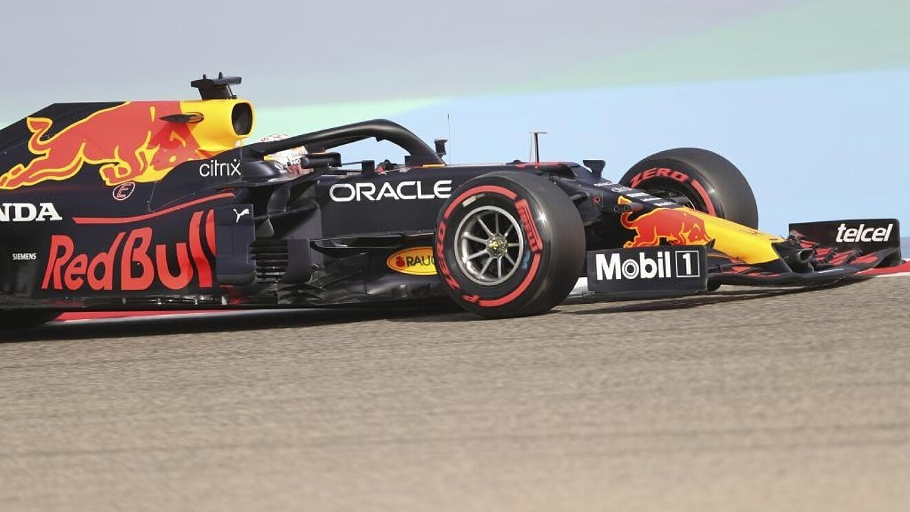 Verstappen, con Red Bull, hizo el mejor tiempo en los entrenamientos de la Fórmula 1 en Bahrein