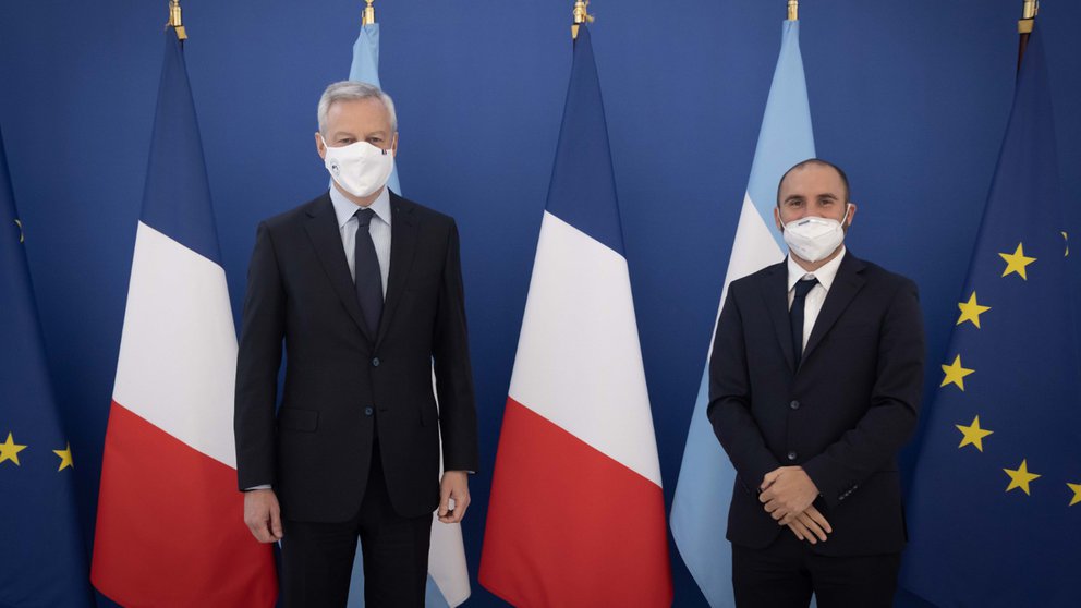 Guzmán viaja a Rusia en forma sorpresiva para acelerar la producción de la vacuna Sputnik V en la Argentina