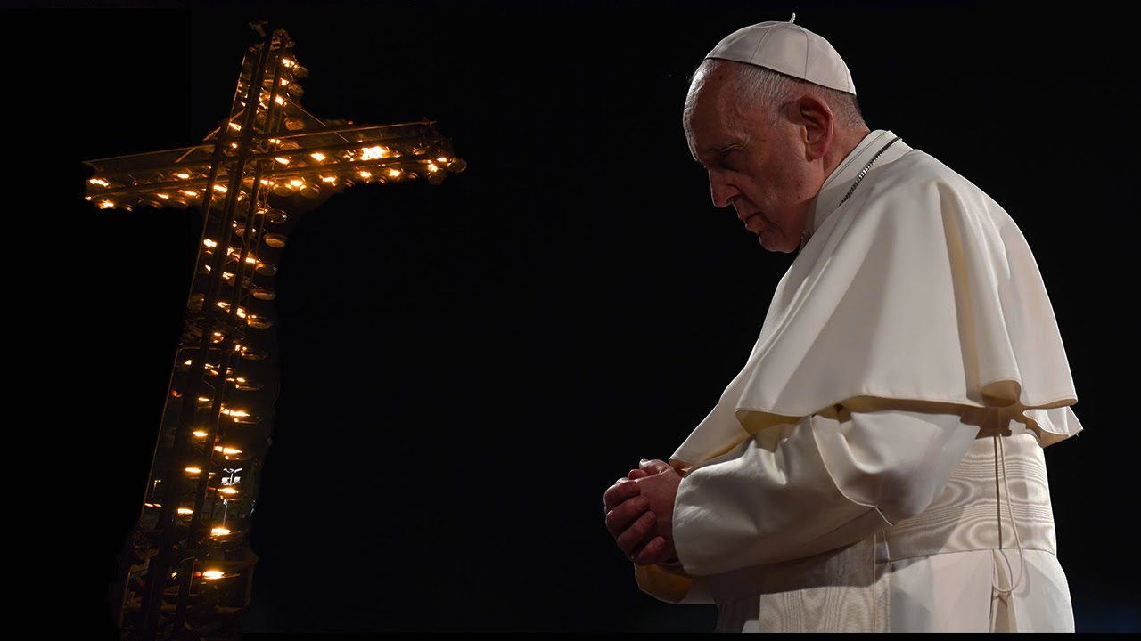 El Papa preside en la Plaza San Pedro un Vía Crucis escrito por niños y jóvenes