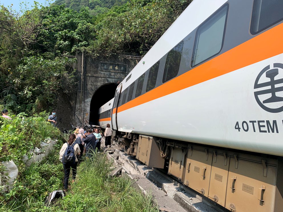 Tragedia en Taiwán: al menos 51 muertos tras el descarrilamiento de un tren dentro de un túnel