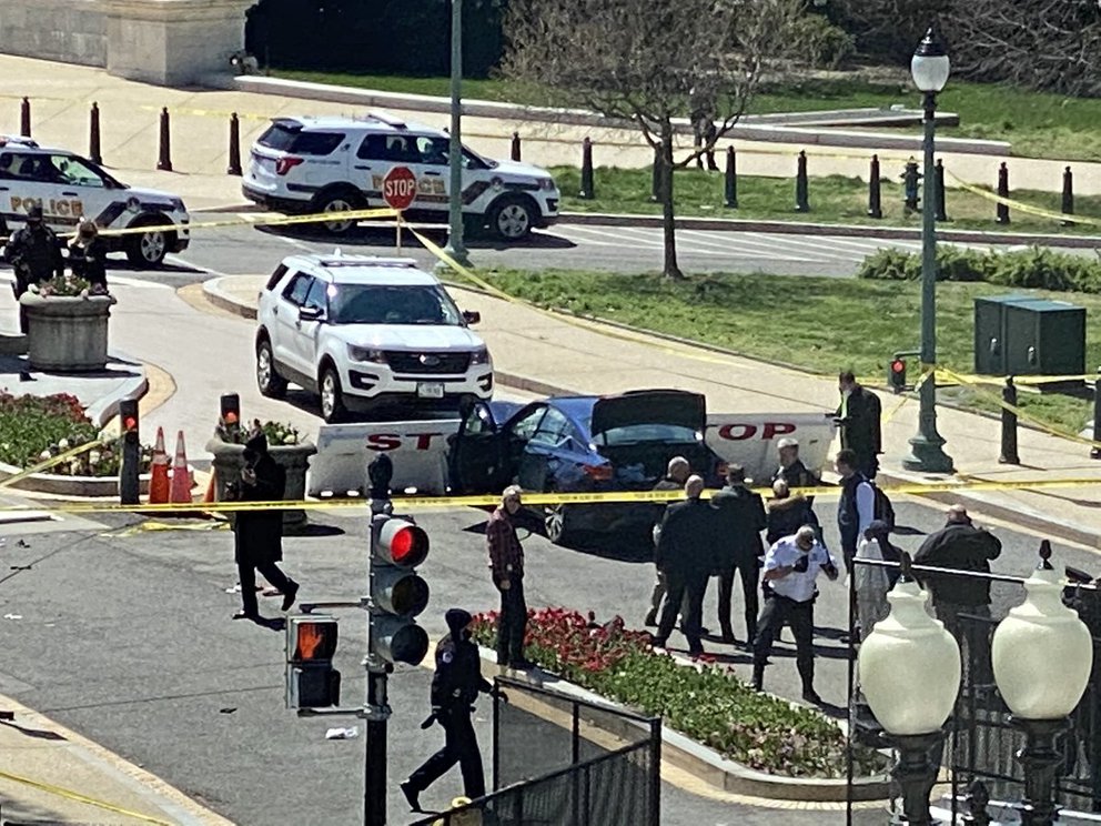 Un atacante atropelló a dos guardias frente al Capitolio en Washington, mató a uno y luego fue abatido por la policía