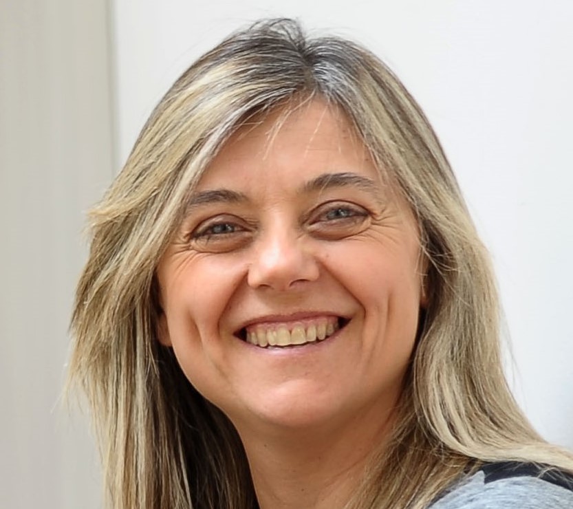 Una convocatoria de una empresa determinó que de cada 10 personas que buscan formarse para acceder a un empleo, 7 son hombres y 3 son mujeres