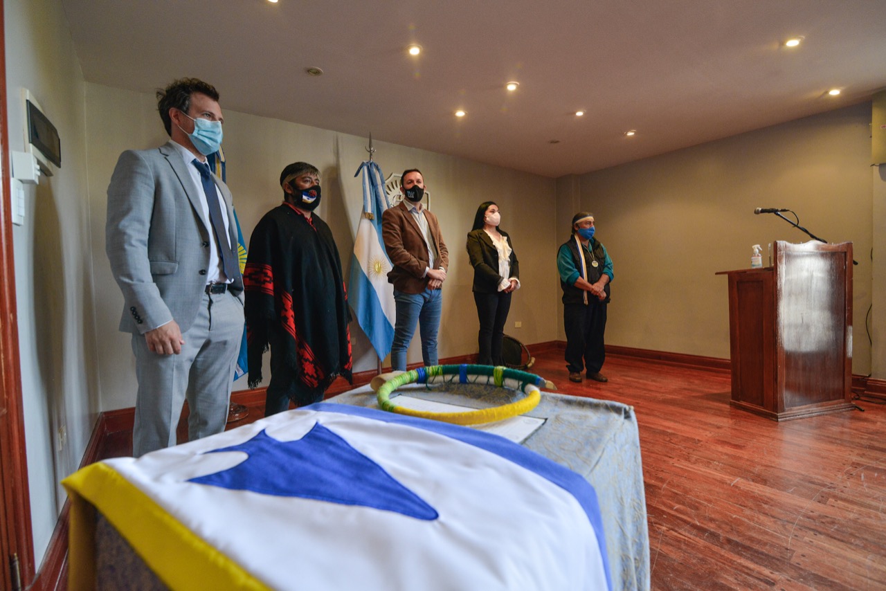 Trelew incorporó el uso institucional de la bandera de los Pueblos Originarios