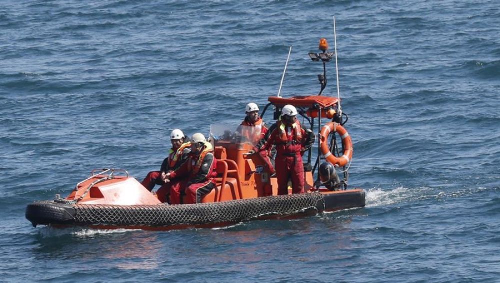 Buscan a tres kayakistas que se internaron en el mar en la costa de Chubut