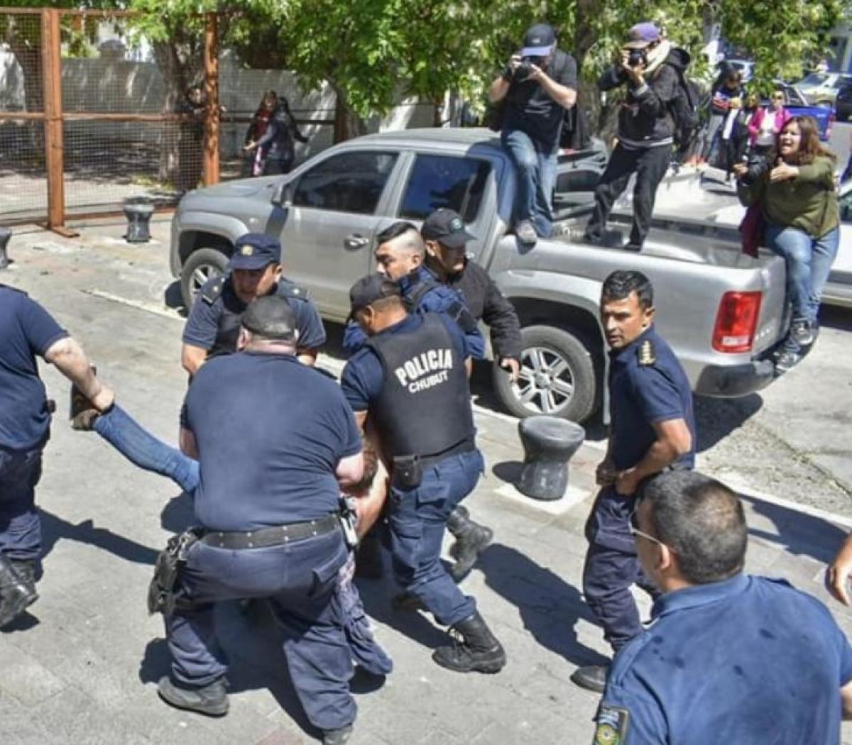 Chubut: El CELS y organizaciones de Derechos Humanos exigen al gobernador  Arcioni la derogación de protocolos policiales