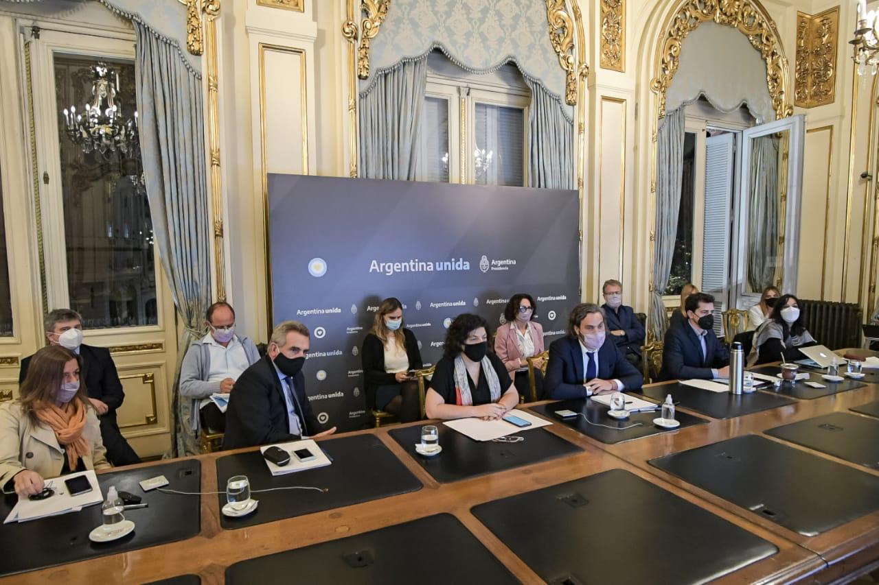 Nación evalúa restringir actividades no esenciales para reducir la circulación y analizarán cantidad de contagios por habitantes en provincias para exigir  nuevas medidas