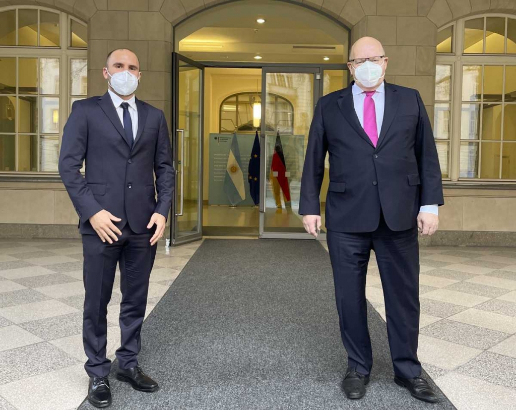 Guzmán continúa con su gira europea en busca de apoyo por las negociaciones con el FMI