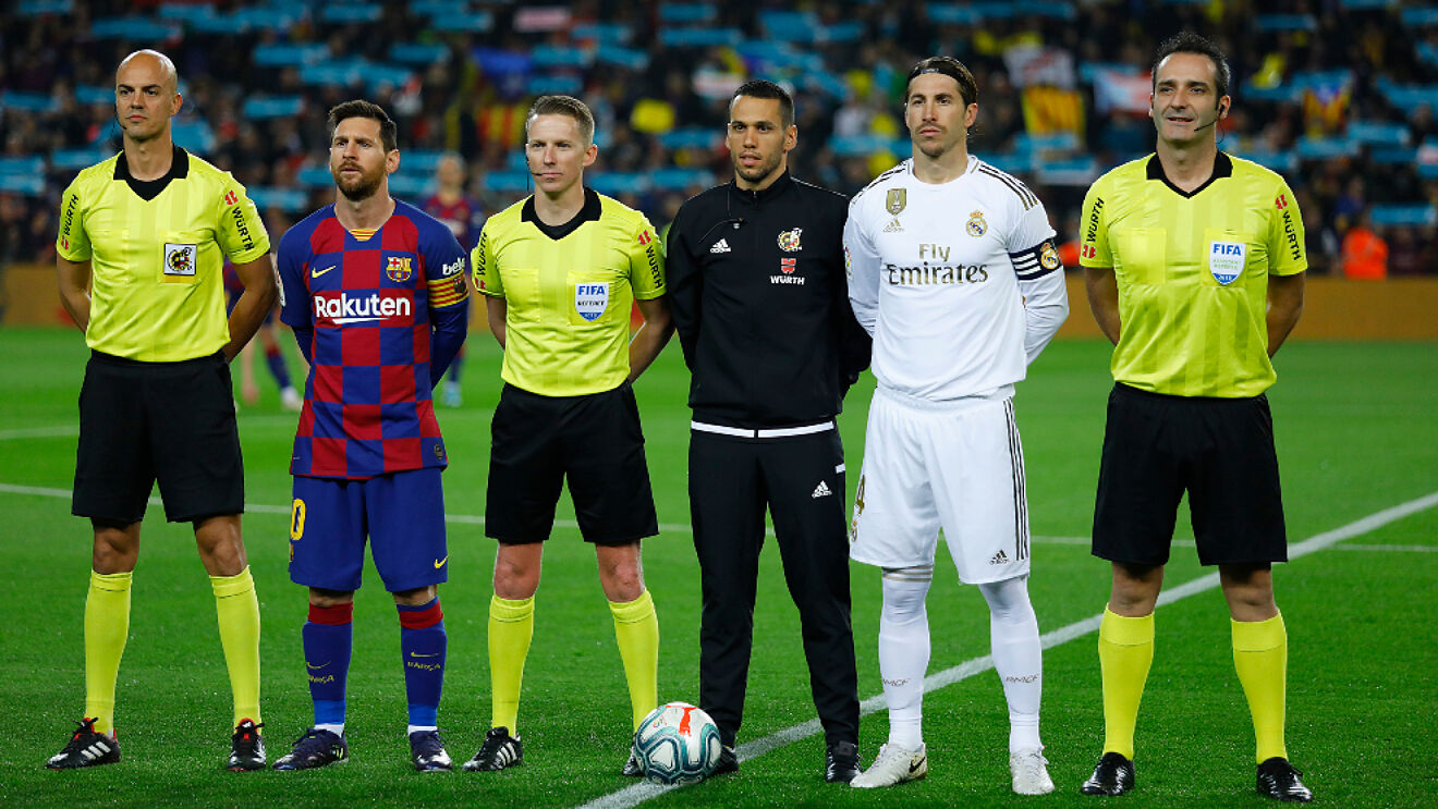 Real Madrid y Barcelona juegan hoy un derby al rojo vivo que la posibilidad de ambos de quedar punteros en la liga