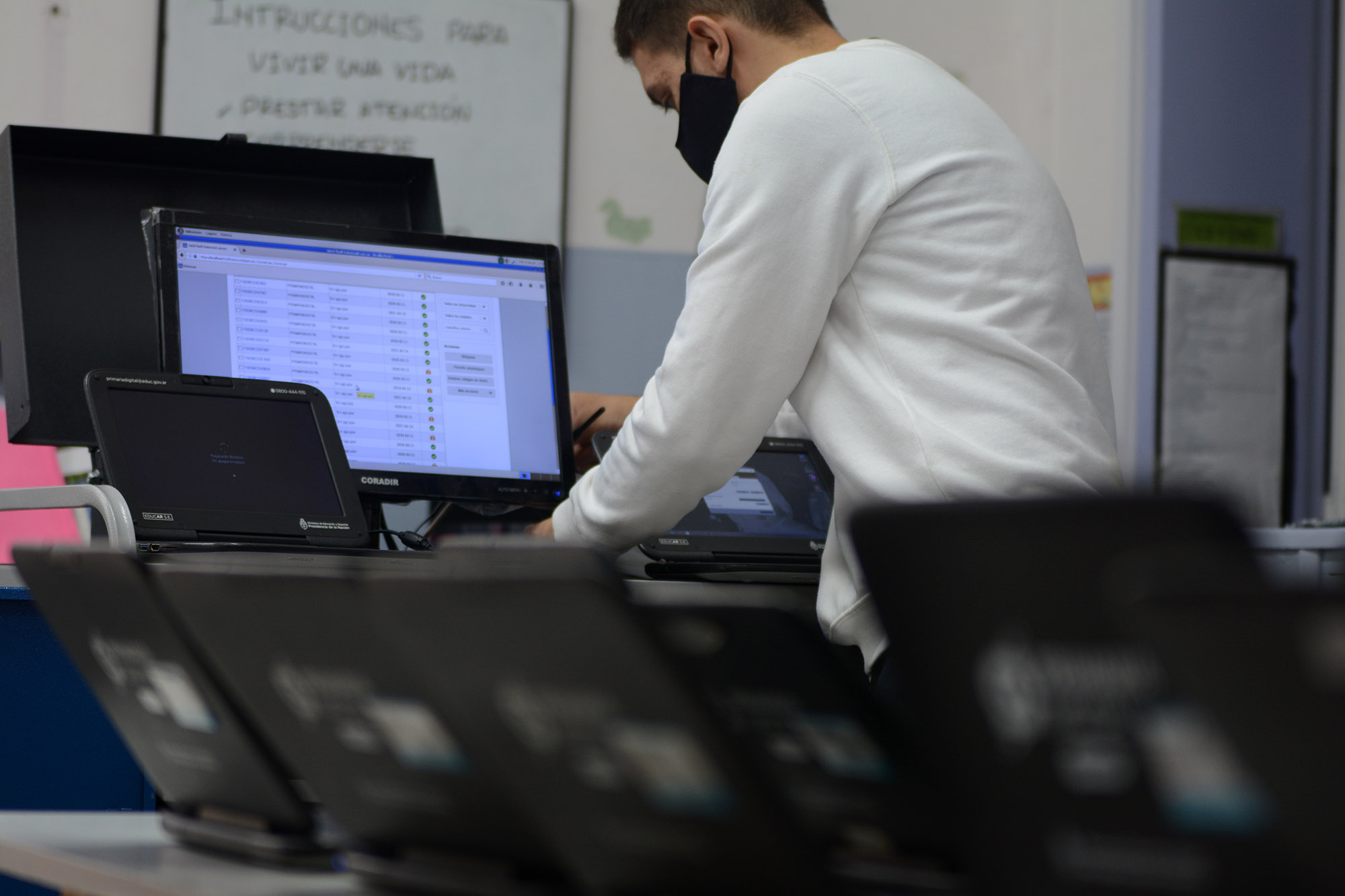 El Ministerio de Educación recorre escuelas primarias para poner a punto las netbooks que requieran servicio técnico