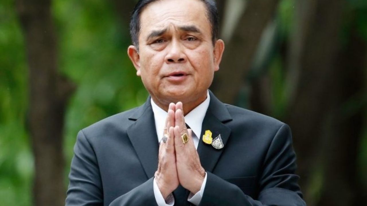 Multaron al primer ministro de Tailandia con 180 dólares por no usar tapabocas