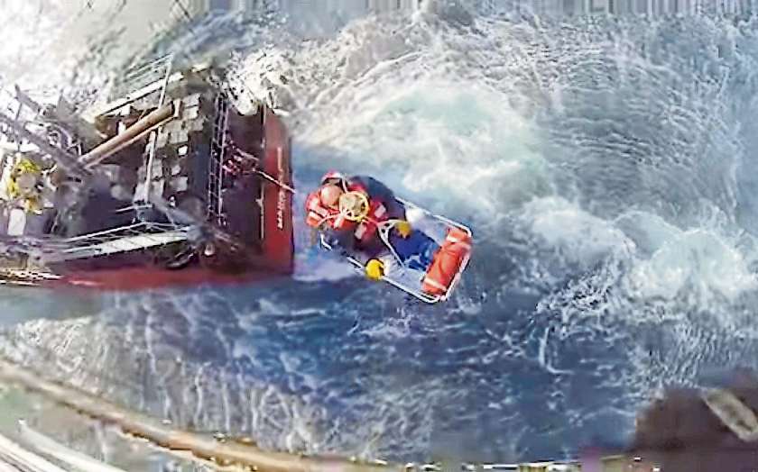 Comodoro Rivadavia: Prefectura rescató y asistió a un tripulante que sufrió un accidente cerebrovascular en alta mar