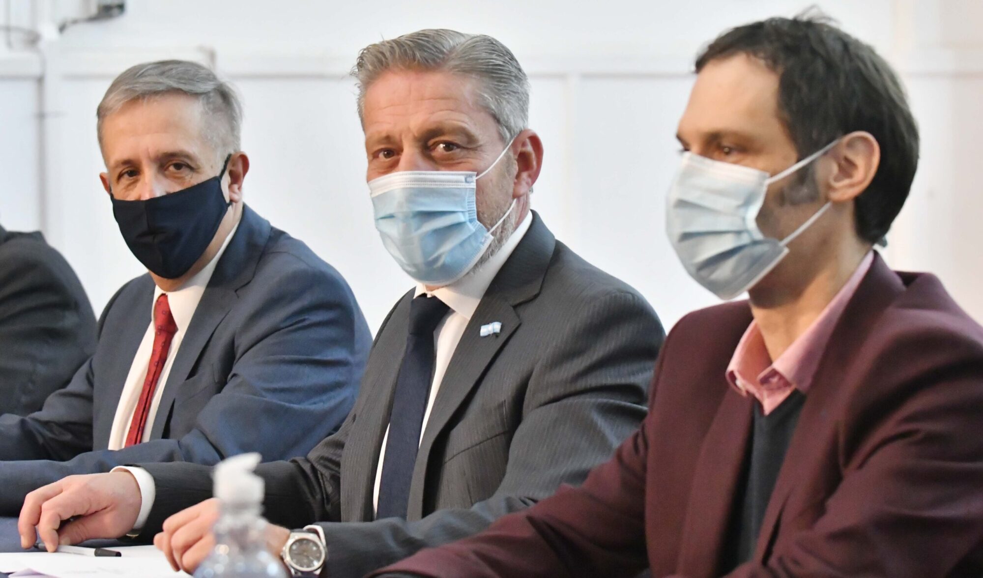 Arcioni se reunió con Miguel Arnaudo y miembros del  Directorio del Banco del Chubut