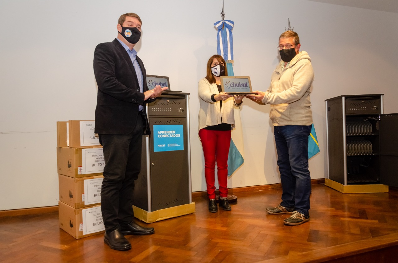 Perata entregó 20 netbooks a la EMAL de Rawson