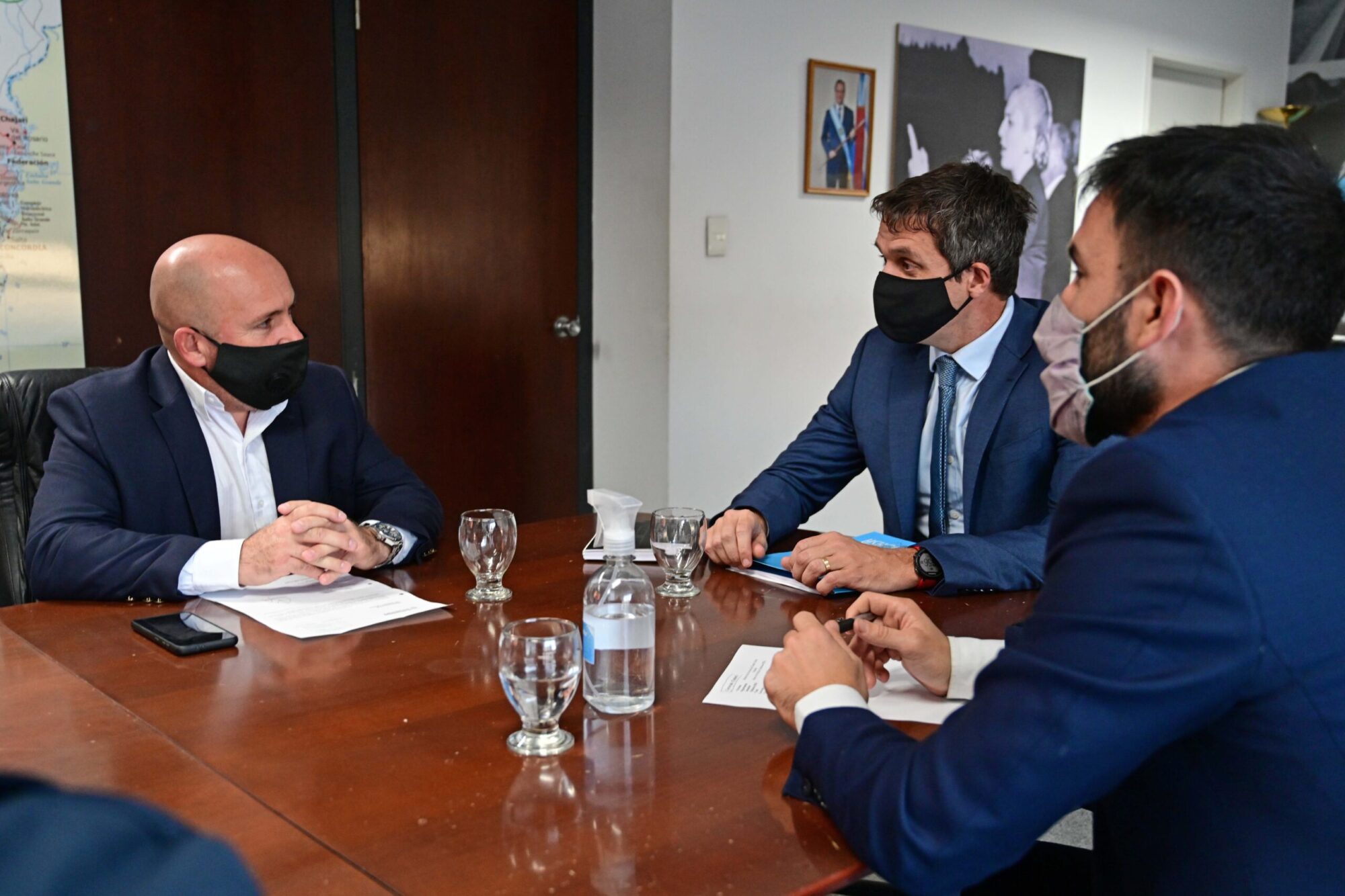 Sastre firmó el contrato para construir el acueducto en Madryn por un monto de $ 1.000 millones