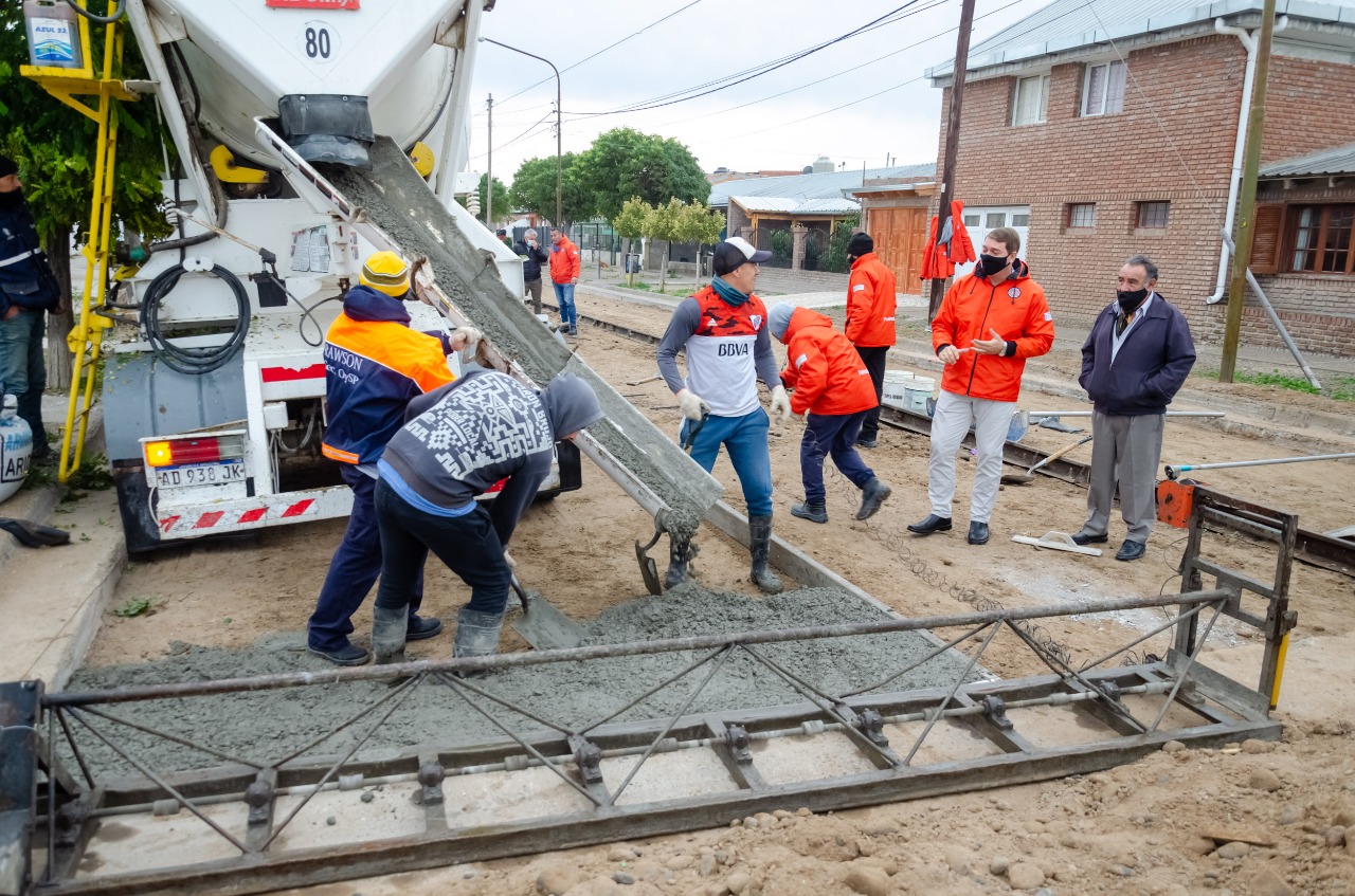 Avanza el pavimento en Santos Calvo y Biss destacó la confianza del vecino en el sistema de consorcio