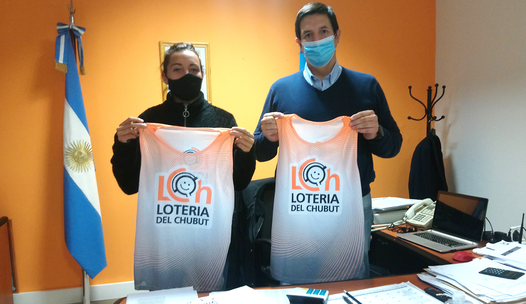 Lotería del Chubut entregó indumentaria a “Vanshi” Thomas, quien representará a Chubut en el Campeonato  Sudamericano de Atletismo en Ecuador