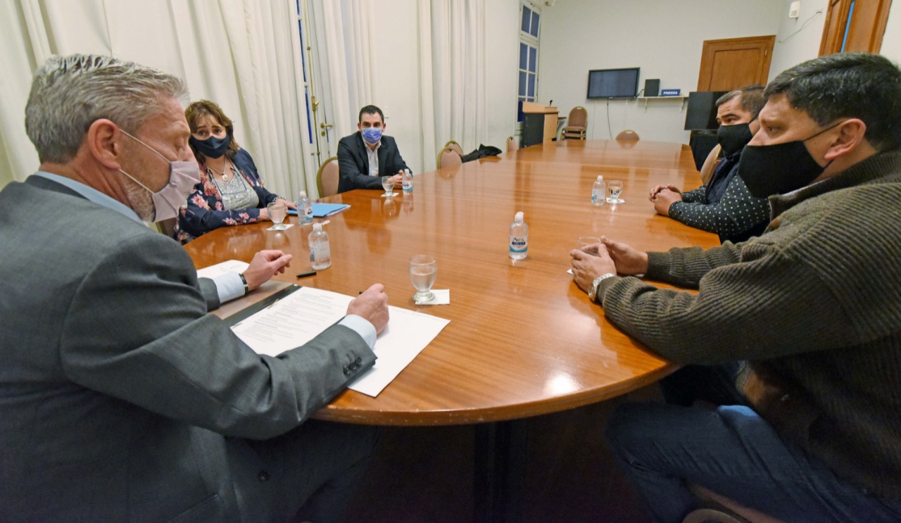 Arcioni se reunió con los jefes comunales de Carrenleufú, Facundo y Aldea Beleiro