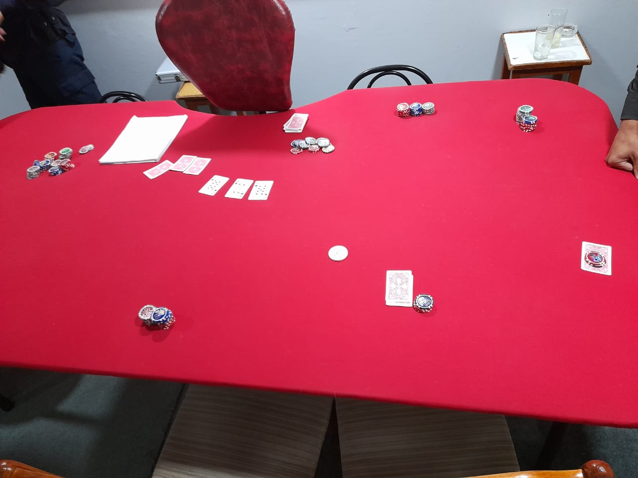 Desmantelaron “casino” clandestino en pleno centro de Trelew con 25 personas que jugaban en distintas mesas de apuestas