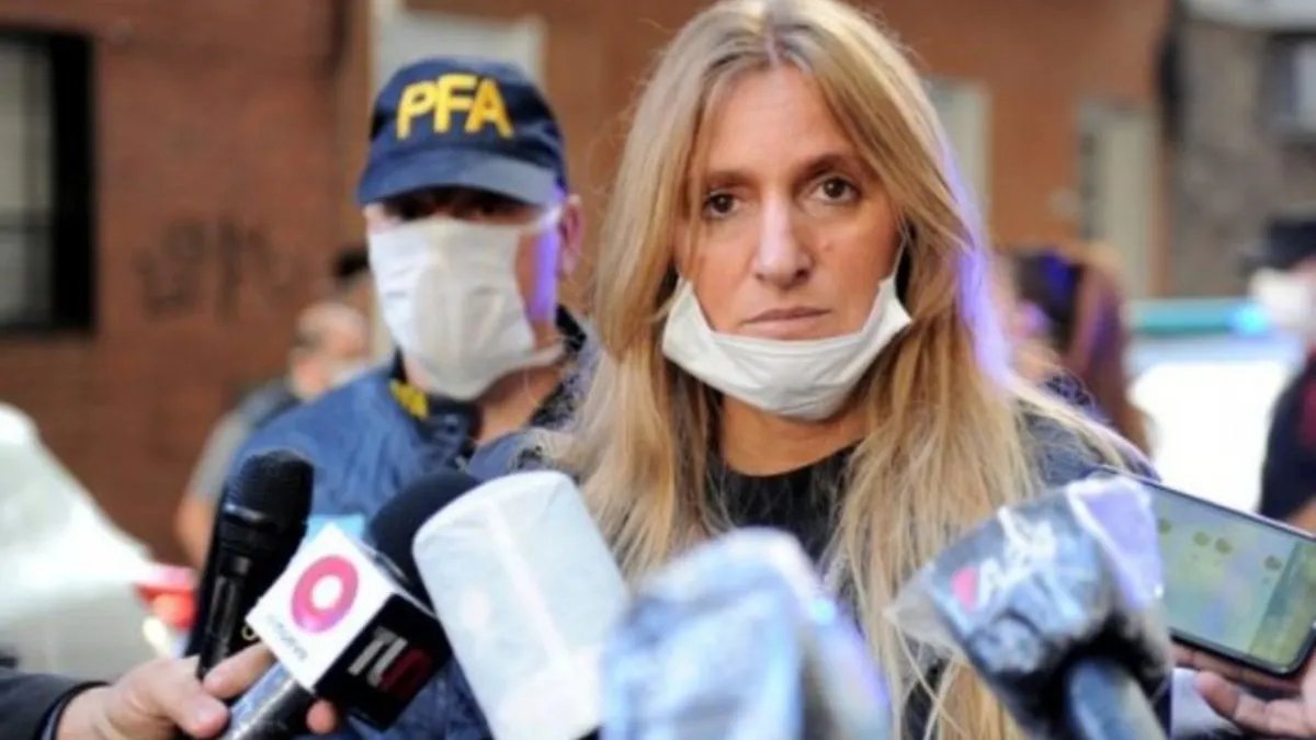 El pasajero que ocultó tener coronavirus está detenido y habrá sanción para la empresa American Airlines