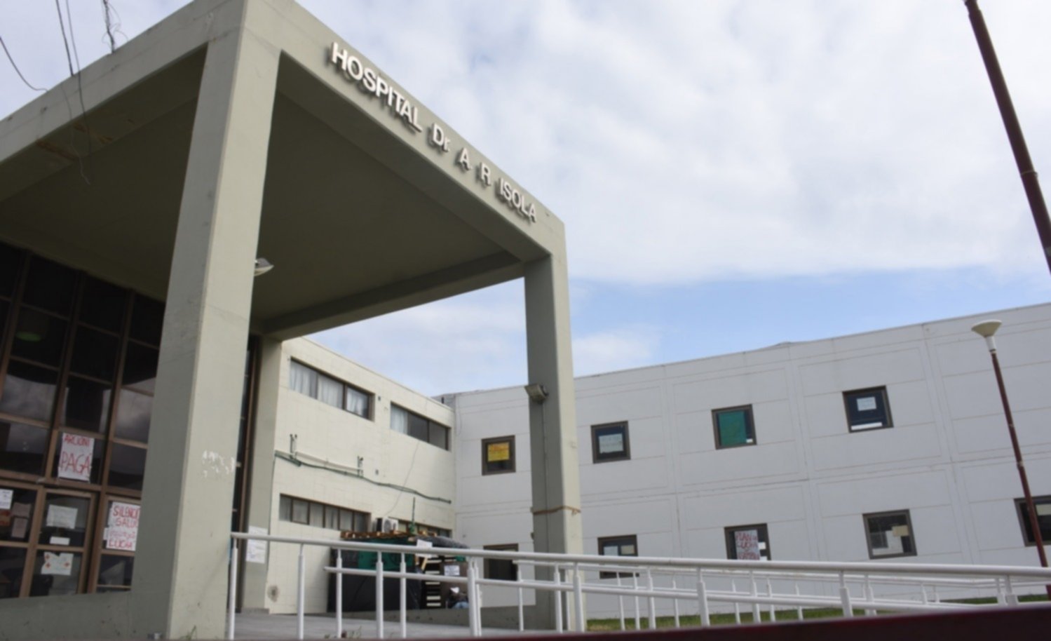 En Madryn analizan poner camas con tubo de oxígeno en los pasillos del Hospital Ísola porque ya no hay lugar