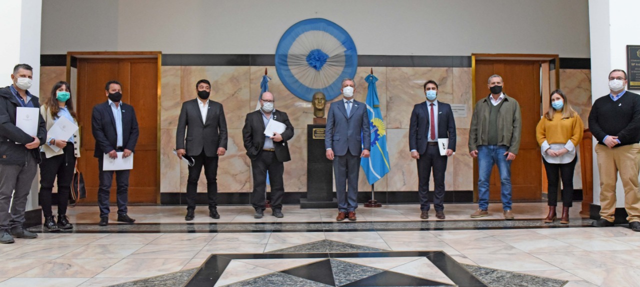 Arcioni entregó aportes a las localidades de Sarmiento, Paso de Indios, Río Mayo, Gualjaina y Corcovado para proyectos de reactivación económica