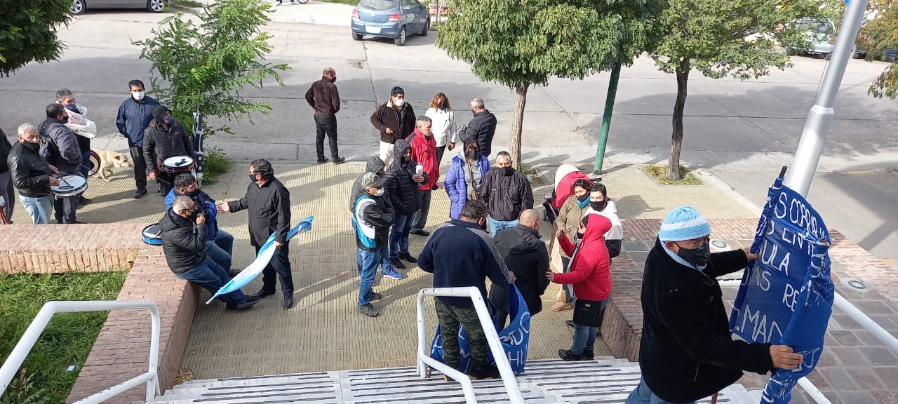 La Policía se vuelve a reunir con el Gobierno por la deuda salarial y advierten que en las comisarías no hay gas y los patrulleros no tienen combustible ni cubiertas