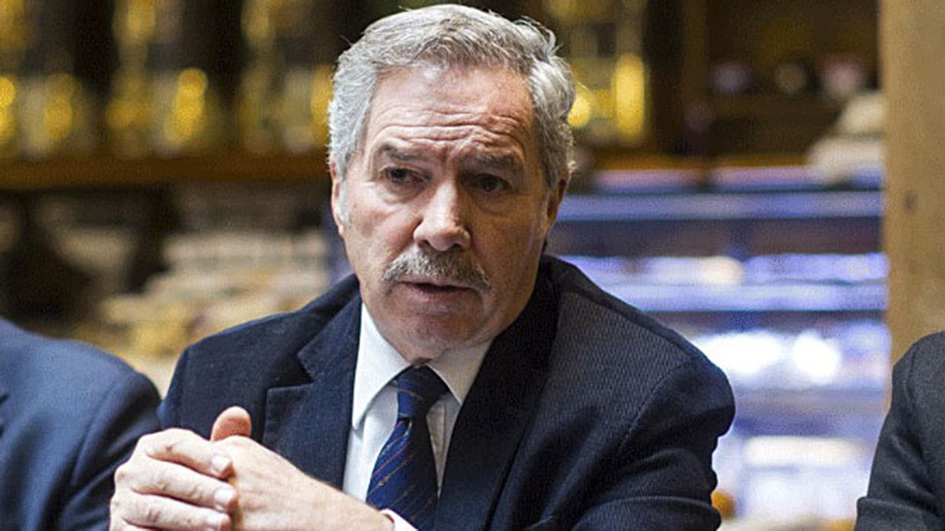 Solá, en reunión con autoridades de EEUU, puso a disposición aviones para traer vacunas