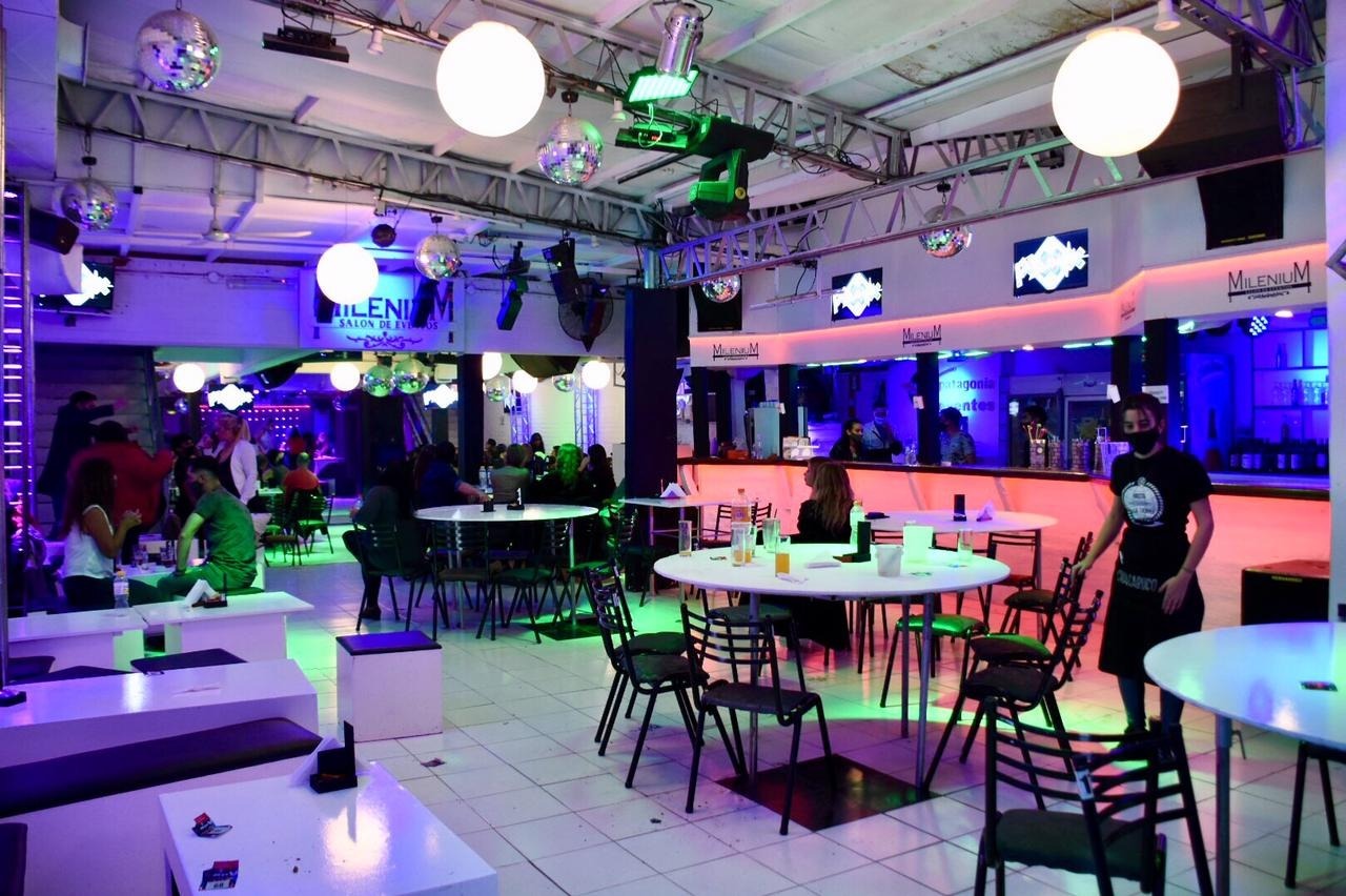 Clausuraron un local gastronómico de Trelew donde se realizaba una fiesta electrónica y desalojaron dos canchas de fútbol