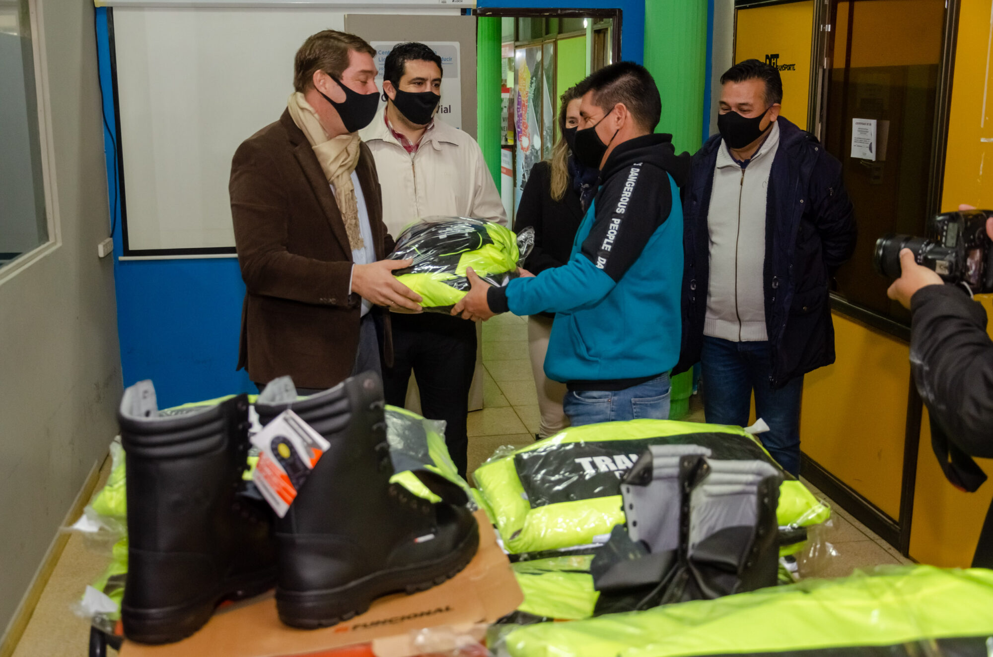 Biss entregó la nueva indumentaria para el personal de Tránsito