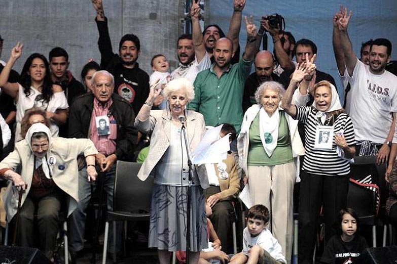 “Una dosis de identidad”, la campaña de las Abuelas de Plaza de Mayo para buscar nietos