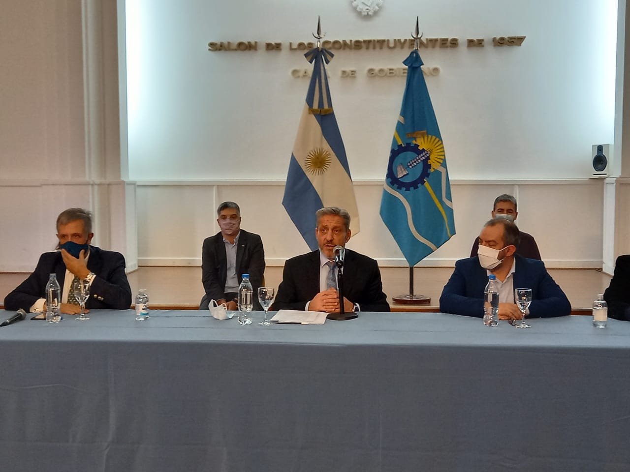 Arcioni anticipó que comenzarán con la vacunación a trabajadores petroleros, de la construcción, la pesca y el transporte