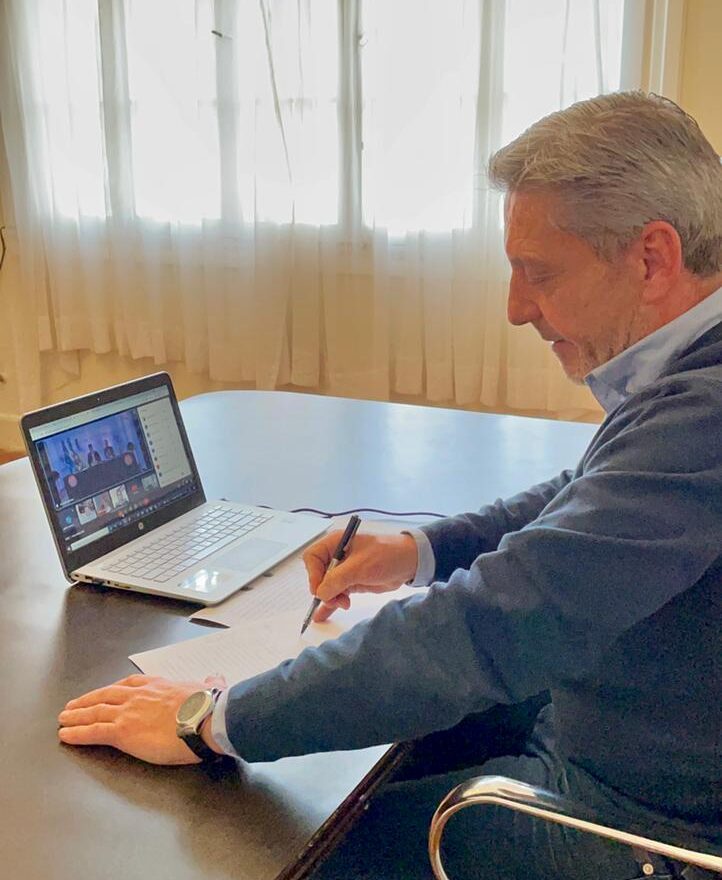 Arcioni presidió el acto del aniversario de Sarmiento y firmó convenios para construir viviendas y ampliar la red de gas