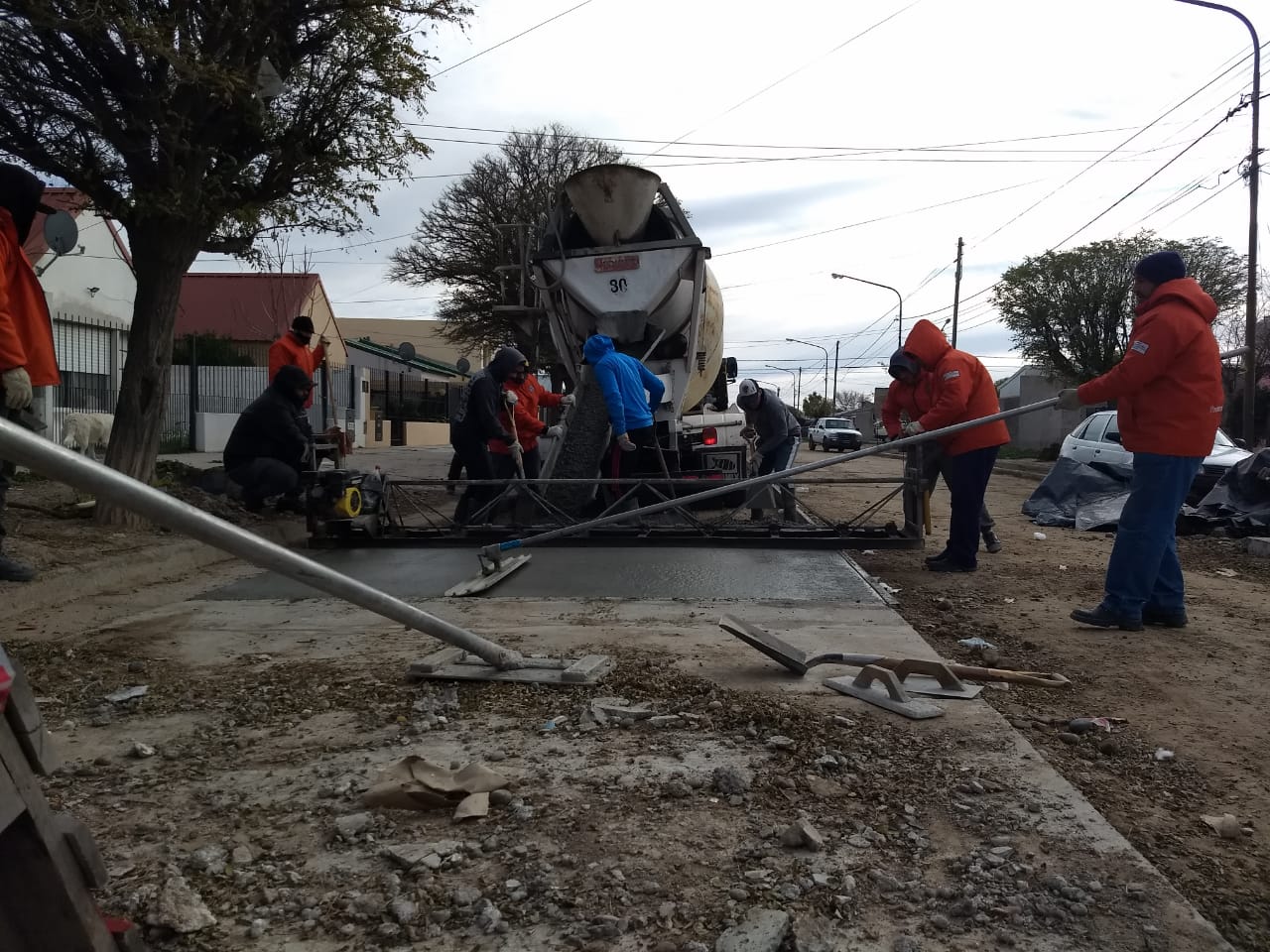 Rawson: Realizan obras de pavimento y trabajo intensivo de embellecimiento