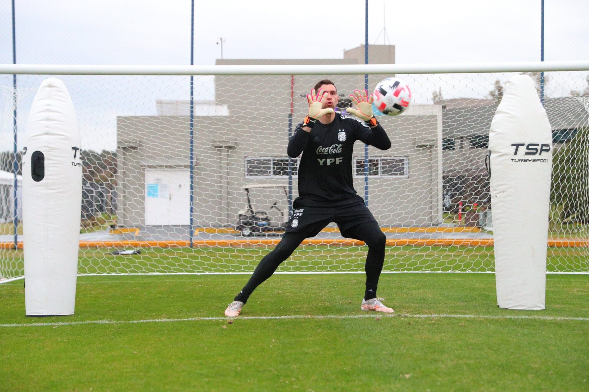 “Dibu” Martínez tras el triunfo de Argentina frente a Uruguay: “Estamos para ganar la Copa América porque tenemos al mejor del mundo”