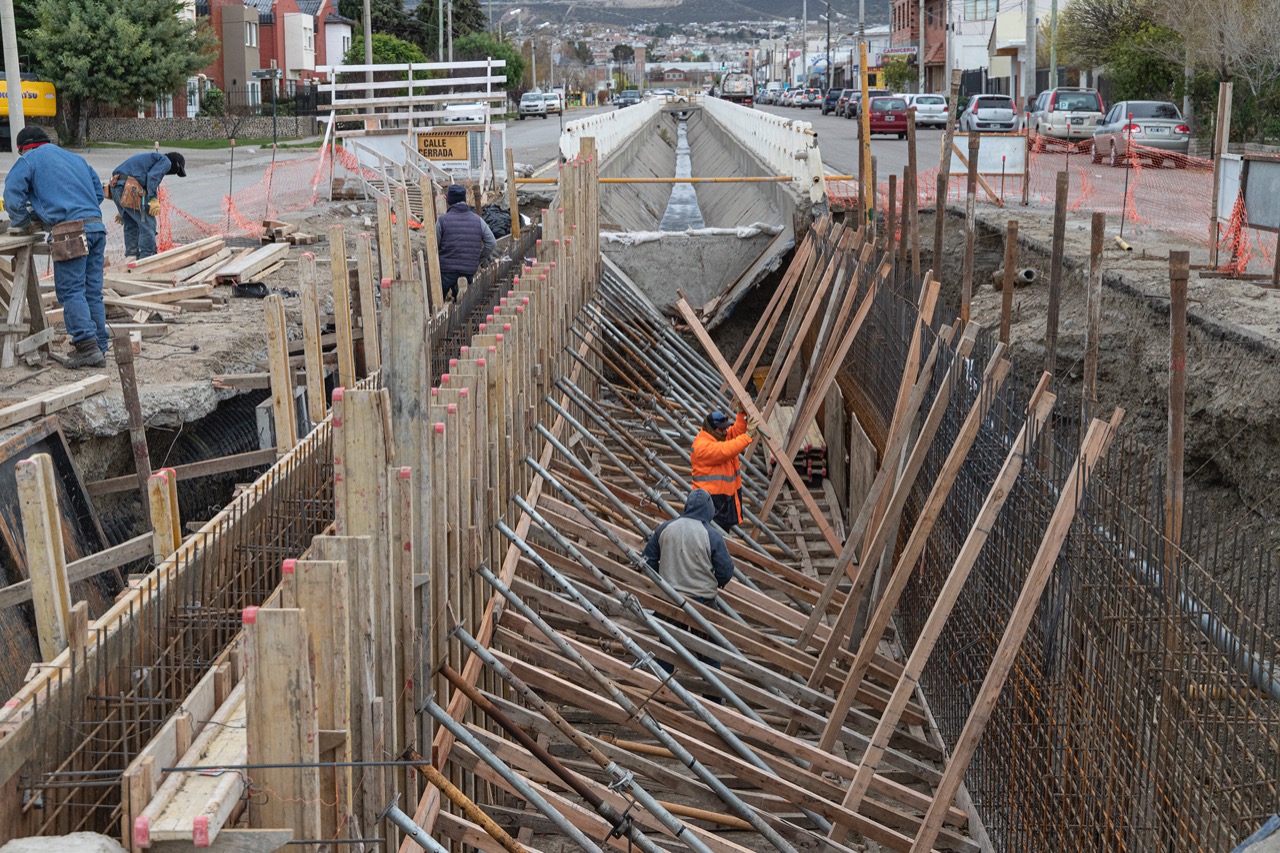 Comodoro: Continúan avanzando en la reestructuración integral del sistema de pluviales de zona sur